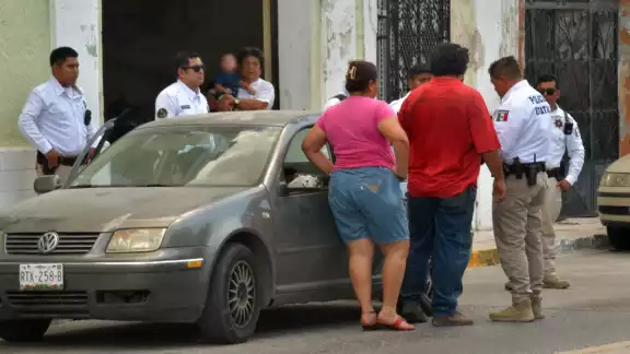 Un automóvil fue reportado por ciudadanos debido a su actitud sospechosa. Un automóvil fue reportado por ciudadanos debido a su actitud sospechosa.