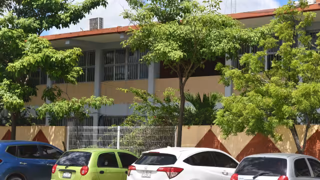 Una menor se lanzó de un segundo piso en una escuela, sufriendo lesiones y siendo trasladada al hospital en estado delicado