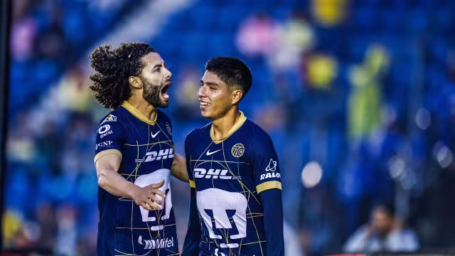 Chino Huerta y Piero Quispe celebrando el gol