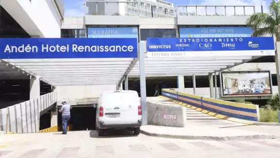 Estacionamientos de centros comerciales en Cancún caen en ilegalidades