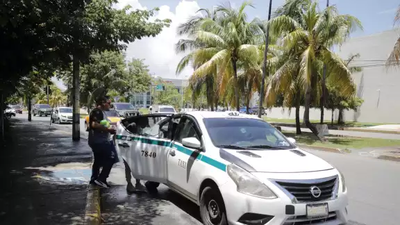 Taxistas en Cancún incrementan de 50 a 60 pesos más del costo mínimo Taxistas en Cancún incrementan de 50 a 60 pesos más del costo mínimo