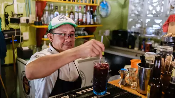 Quintana Roo tiene a 987,728 personas, el 67% de la población mayor de 15 años, realizando actividades económicas Quintana Roo tiene a 987,728 personas, el 67% de la población mayor de 15 años, realizando actividades económicas