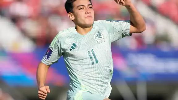 Gilberto Mora anotó los dos goles para México.