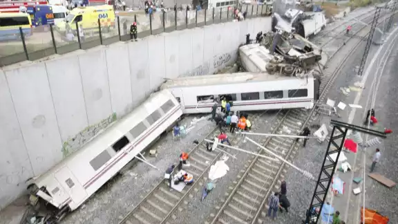 Un muerto y 80 heridos tras impactar un tren de mercancías con uno de pasajeros en Barcelona