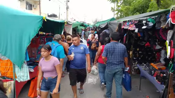 Zonas como los tianguis de Cancún es donde se ha visto a vecinos sin tomar alguna medida sanitaria, como el uso de cubrebocas Zonas como los tianguis de Cancún es donde se ha visto a vecinos sin tomar alguna medida sanitaria, como el uso de cubrebocas