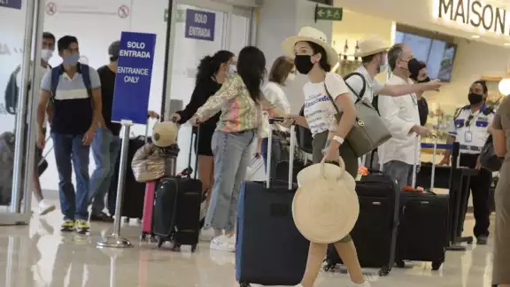 A las 07:50 salió el vuelo 223 de la aerolínea TAG hacia Flores, Guatemala A las 07:50 salió el vuelo 223 de la aerolínea TAG hacia Flores, Guatemala