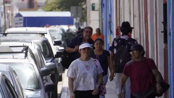 Campeche enfrenta una intensa ola de calor con temperaturas de hasta 45 °C.
Campeche enfrenta una intensa ola de calor con temperaturas de hasta 45 °C.