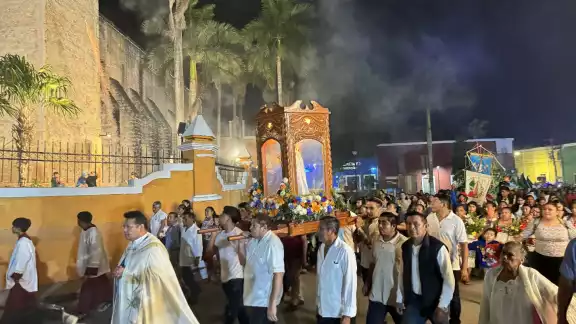 Devotos presencian el descenso de la sagrada imagen, la cual, a partir de esta fecha, recorrerá los 20 gremios de la villa Devotos presencian el descenso de la sagrada imagen, la cual, a partir de esta fecha, recorrerá los 20 gremios de la villa