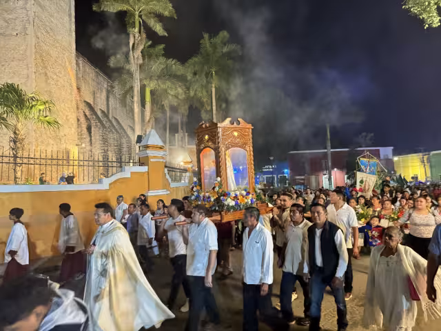 Devotos presencian el descenso de la sagrada imagen, la cual, a partir de esta fecha, recorrerá los 20 gremios de la villa