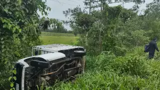 La fuerte lluvia causó que el conductor pierda el control hasta salirse de la cinta asfáltica