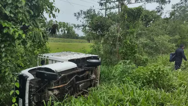 La fuerte lluvia causó que el conductor pierda el control hasta salirse de la cinta asfáltica