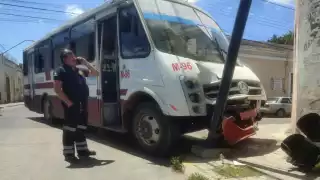 El camión se quedó sin frenos, causando que el conductor se estrellara contra el semáforo
