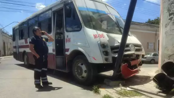 El camión se quedó sin frenos, causando que el conductor se estrellara contra el semáforo El camión se quedó sin frenos, causando que el conductor se estrellara contra el semáforo