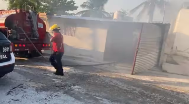 Fuerte movilización por incendio en casa de la colonia Esperanza en Campeche