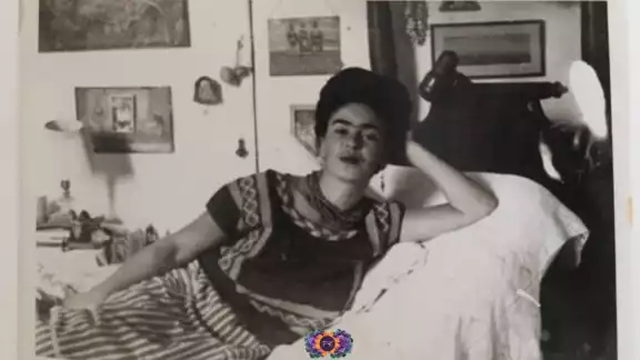 A los seis años de edad Frida Kahlo enfermó de poliomielitis y a los 18 sufrió un terrible accidente vial A los seis años de edad Frida Kahlo enfermó de poliomielitis y a los 18 sufrió un terrible accidente vial