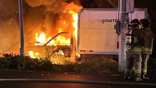 Camioneta se incendia tras brutal choque en el bulevar Colosio; conductor logra escapar