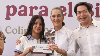 Sheinbaum entrega becas del Bienestar a jóvenes en Colima