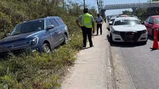 Cansancio al volante provoca accidente de transporte turístico en la carretera federal 307 de Quintana Roo