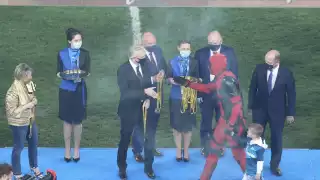 Artem Dzyuba, subió a recibir su respectiva medalla disfrazado de Deadpool