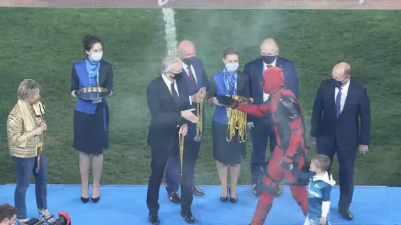 Artem Dzyuba, subió a recibir su respectiva medalla disfrazado de Deadpool Artem Dzyuba, subió a recibir su respectiva medalla disfrazado de Deadpool