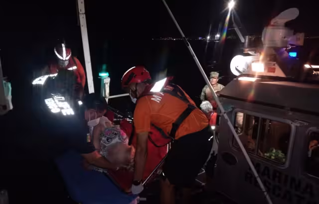 La evacuación se realizó durante la noche, tras una llamada de emergencia desde un crucero