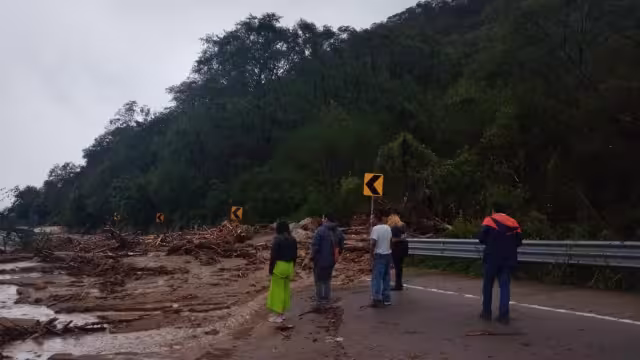 La carretera México-Acapulco permitirá el paso a autos oficiales y de emergencia