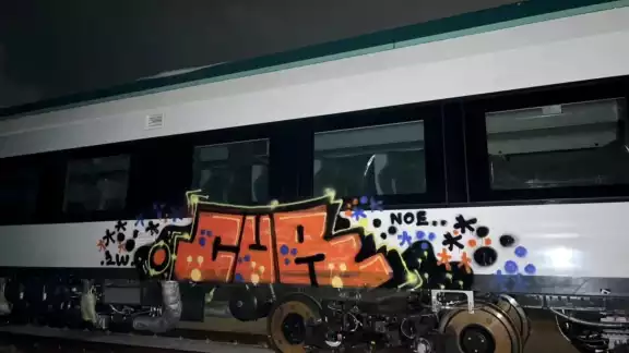 Un vagón del Tren Maya en Cancún fue grafiteado por el grupo 'Tecnoe CUR Crew', generando indignación y preocupación