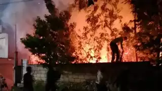 Familia se queda sin hogar en Temozón: Voraz incendio reduce a cenizas una vivienda hecha de huano y madera