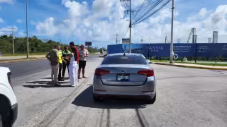 Turista estadounidense desata persecución y provoca choque en la carretera federal 307 de Quintana Roo