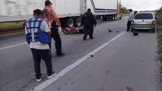 Motociclista termina lesionado al chocar contra un automóvil en la carretera Bacalar-Chetumal