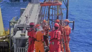 Los trabajadores han hecho conciencia y de forma personal suben a bordo gel antibacterial