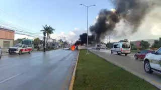 Fuerte accidente en el Blvd Colosio de Cancún termina en incendio y un hospitalizado
