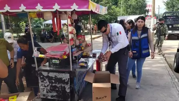 Ayer, el personal del Ayuntamiento recorrió la zona de venta para verifi car que los vendedores cumplieran con las normas de protección y no hubiera riesgos