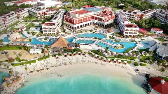 El nombre del centro de hospedaje en la Riviera Maya ha sido centro de reclamos de exempleados y feministas de Quintana Roo El nombre del centro de hospedaje en la Riviera Maya ha sido centro de reclamos de exempleados y feministas de Quintana Roo