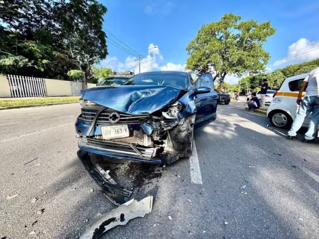 Taxi y vehículo particular protagonizan fuerte encontronazo en calles de Chetumal