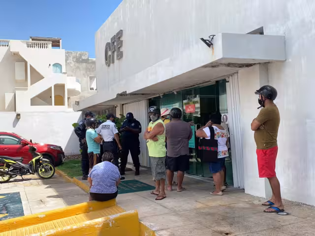 En días pasados, vecinos de la colonia La Gloria se manifestaron por los apagones en las oficinas de la CFE Isla Mujeres