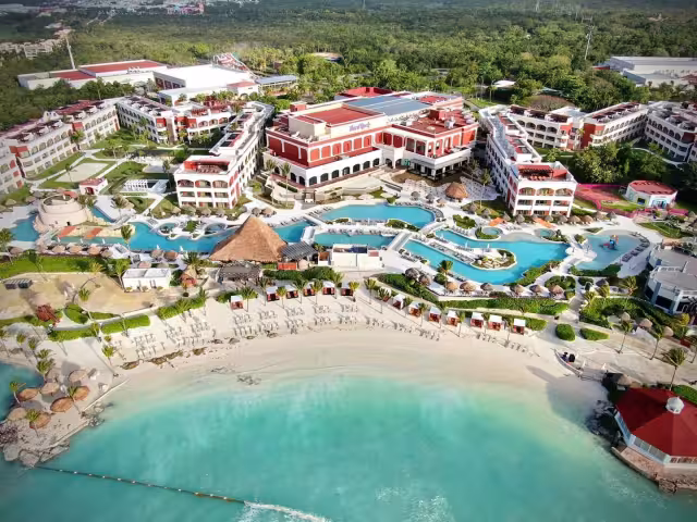 El nombre del centro de hospedaje en la Riviera Maya ha sido centro de reclamos de exempleados y feministas de Quintana Roo