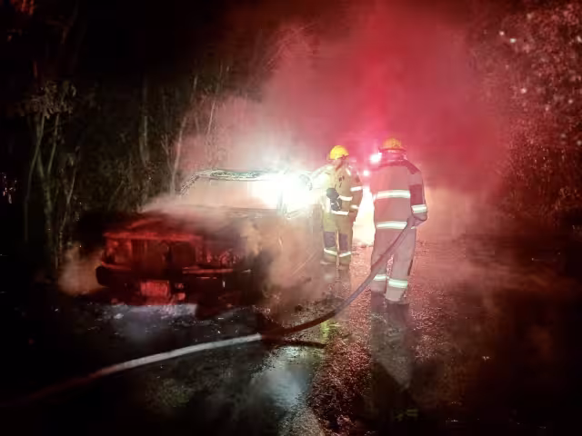 Los bomberos usaron más de 10 mil litros de agua