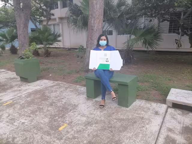 "En la banquita donde vendía dulces, con mi título", escribió la joven estudiante