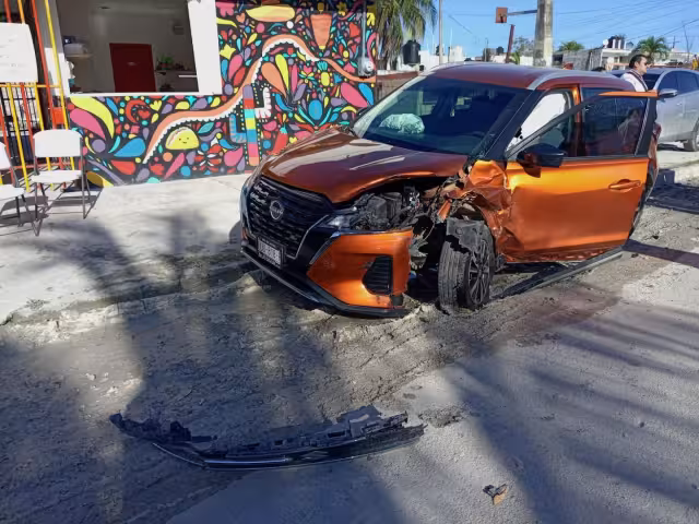 El impacto generó daños materiales de consideración en ambos vehículos