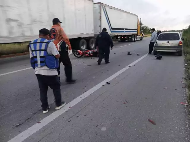 Motociclista termina lesionado al chocar contra un automóvil en la carretera Bacalar-Chetumal