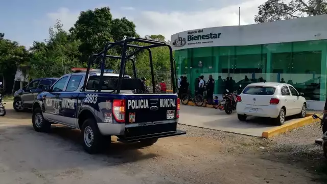 Muchos ciudadanos esperaban para retirar dinero