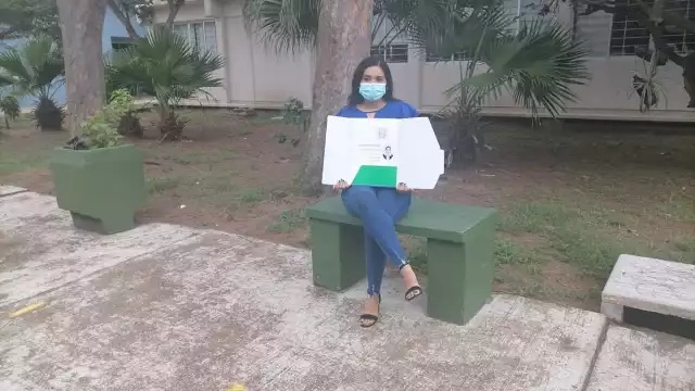 "En la banquita donde vendía dulces, con mi título", escribió la joven estudiante