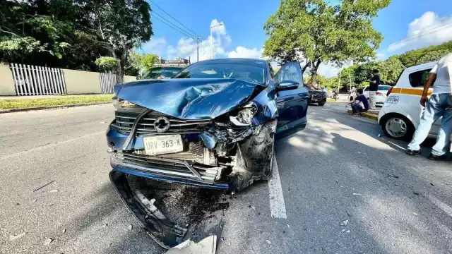 Taxi y vehículo particular protagonizan fuerte encontronazo en calles de Chetumal