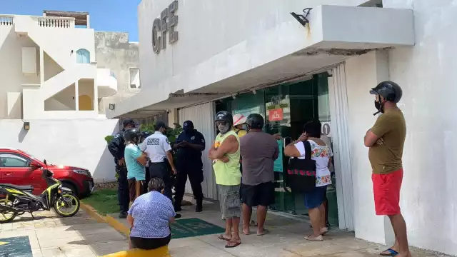 En días pasados, vecinos de la colonia La Gloria se manifestaron por los apagones en las oficinas de la CFE Isla Mujeres
