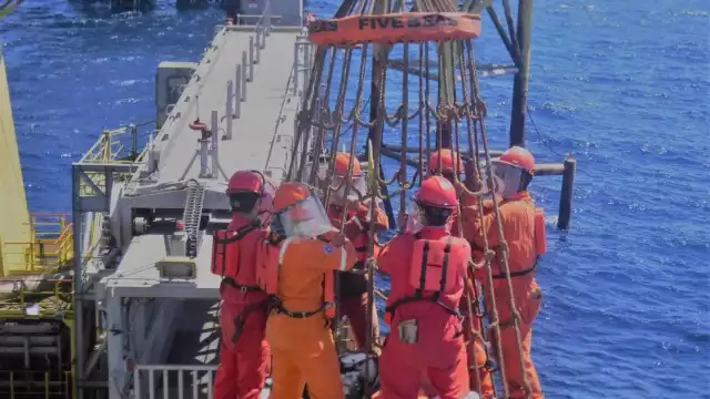 Los trabajadores han hecho conciencia y de forma personal suben a bordo gel antibacterial