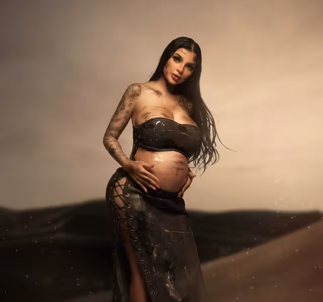 Karely en sesión de fotos mostrando su pancita