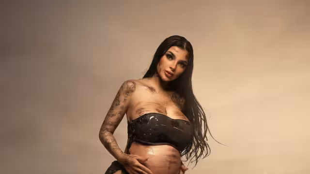 Karely en sesión de fotos mostrando su pancita