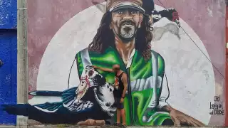 De frente al mural, puede verse cómo incluso se sobrepone al poste de luz en un efecto visual