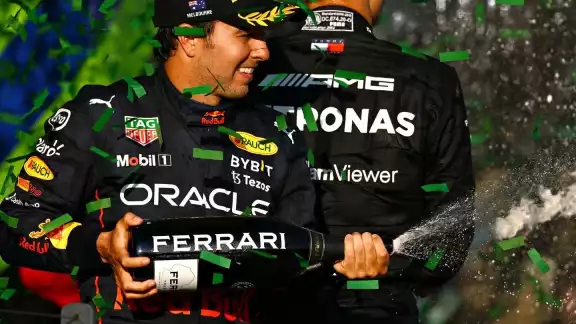 Checo Pérez logró subirse al podio, mientras que su compañero Max Verstappen se quedó fuera